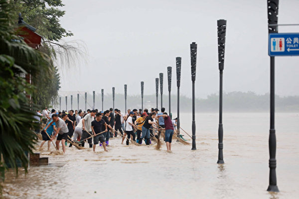 2022年6月5日，洪水淹沒了廣西融安市的街道。（STR/AFP via Getty Images）