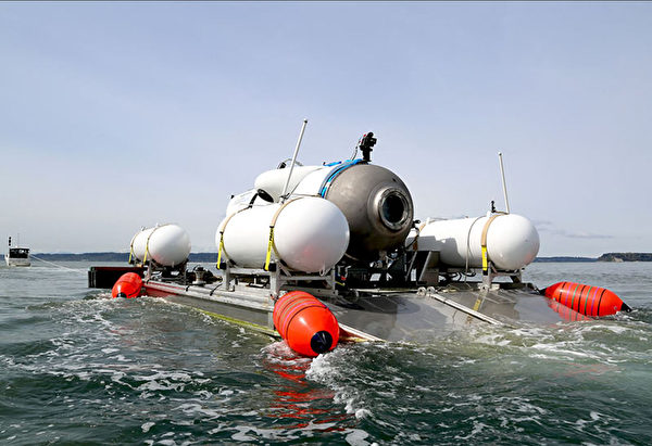 這張未註明日期的圖片由「海洋之門探險」(OceanGate Expeditions)公司提供,展示了該公司泰坦號(Titan)潛水器從平台發射。(Handout/OceanGate Expeditions/AFP)