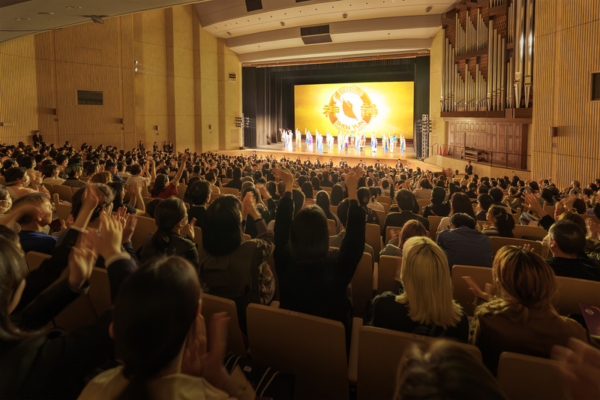 神韻感動日本 議員讚「每個節目都是一齣戲」