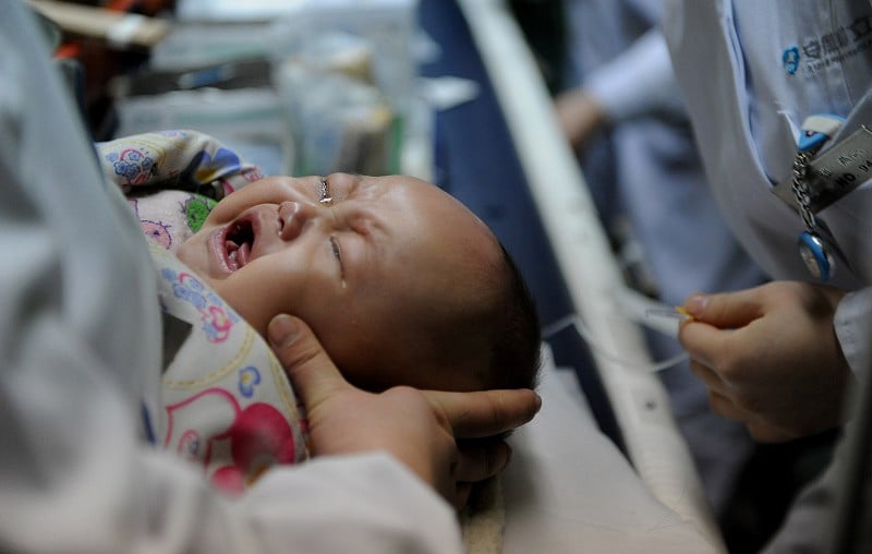 近日，中共衛健委發布報告稱，中國去年出生人口900多萬，一孩佔比不足50%。示意圖。（STR/AFP）