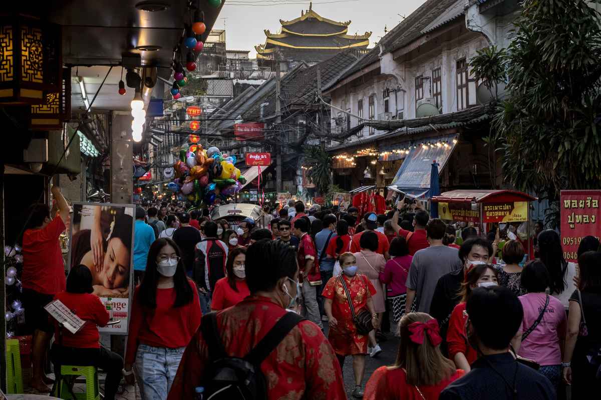 泰國正成為中國人獲取居留權的目的地。圖為2023年1月21日，曼谷唐人街的中國新年除夕夜。（Jack Taylor/AFP）