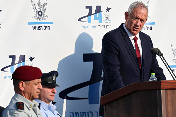 2022年12月28日，以色列哈特澤里姆基地（Hatzerim Base），以色列國防部長本尼‧甘茨（Benny Gantz，右）在以色列空軍飛行員畢業典禮上發表講話。（Jack Guez/AFP）