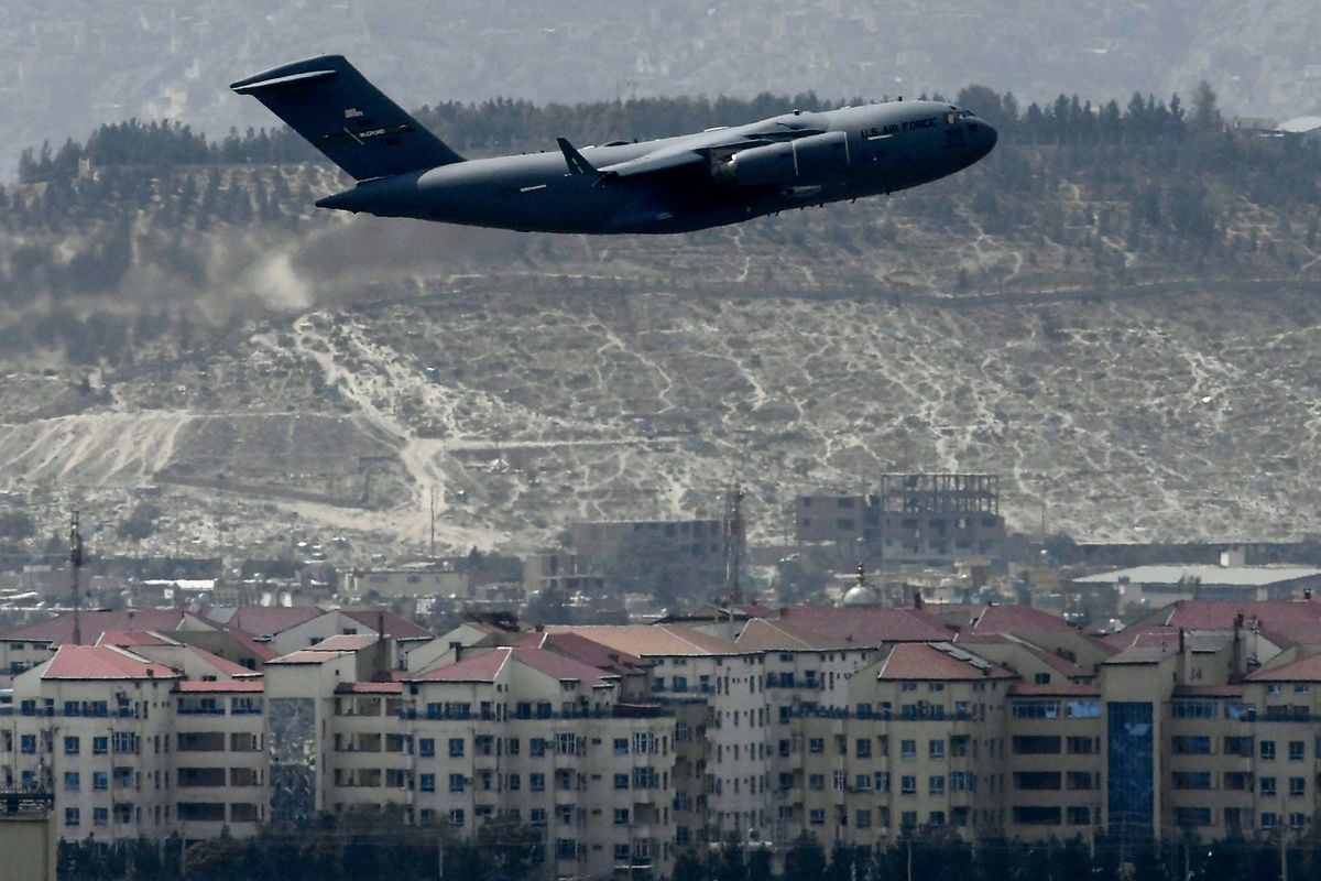 2021年8月30日，一架美國空軍飛機從喀布爾機場起飛。在受到伊斯蘭國襲擊威脅之際，美國和盟友爭分奪秒從阿富汗撤軍。當天，該機場遭到火箭彈襲擊。（AAMIR QURESHI/AFP via Getty Images）