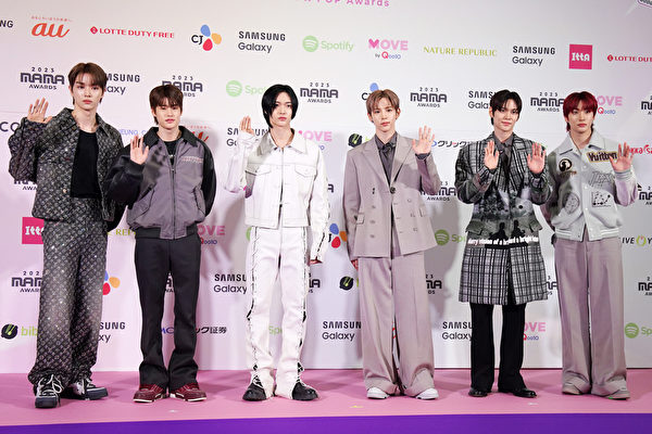 南韓男團TREASURE出席2023 MAMA AWARDS紅毯照。（PHILIP FONG/AFP via Getty Images）