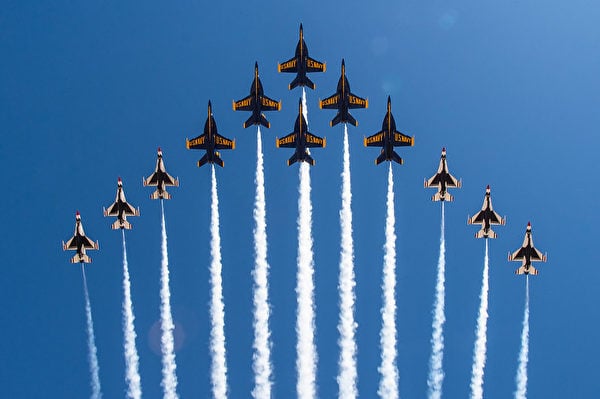 2021年3月21日，美國空軍在埃爾森特羅的表演。（U.S. Navy photo by Mass Communication Specialist 2nd Class Cody Hendrix）