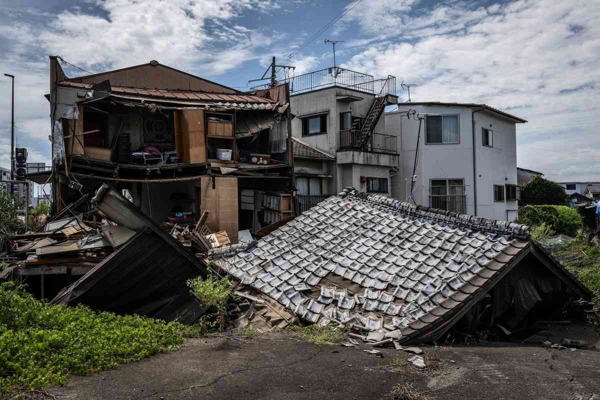 2026年7月29日，日本熊本縣八代市一棟房屋在地震中坍塌。（Yuichi Yamazaki/AFP via Getty Images）