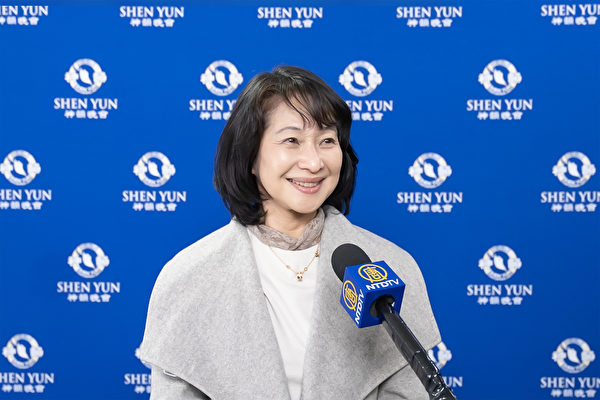 2024年1月20日下午,鈴木Minami(Suzuki Minami)和丈夫、日立製造所系統開發公司的執行董事鈴木新太(Suzuki Shinta)一起觀看了神韻紐約藝術團在鎌倉藝術中心(Kamakura Performing Arts Center)的第一場演出。(藤野偉/大紀元)