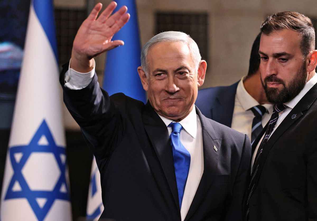 2022年11月2日，全國大選投票結束後，以色列前總理、利庫德黨（Likud Party）領導人本傑明．內塔尼亞胡（Benjamin Netanyahu）來到耶路撒冷的競選總部向支持者講話。（RONALDO SCHEMIDT/AFP via Getty Images）