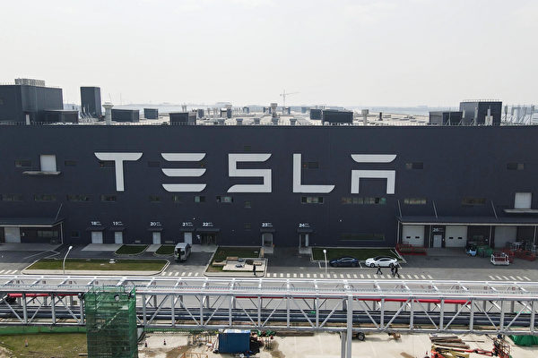 中國大陸最近多地疫情爆發，中共堅持「動態清零」政策，封城封區，導致3月的汽車銷量暴跌，Tesla也是受到封城影響的汽車製造商之一。圖為2021年3月29日，Tesla上海工廠鳥瞰圖。（Xiaolu Chu/Getty Images）