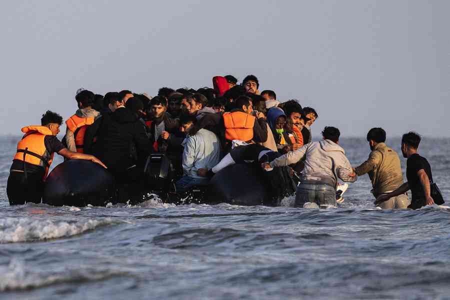 英法海峽偷渡 法國警察攔截非法移民小艇　