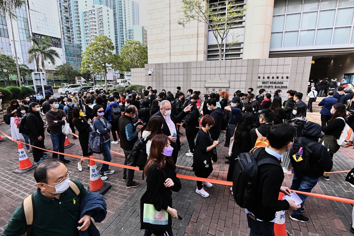 2021年3月1日上午，香港47名泛民主派人士在西九龍裁判法院提堂。法院外不少市民前來聲援。（宋碧龍／大紀元）