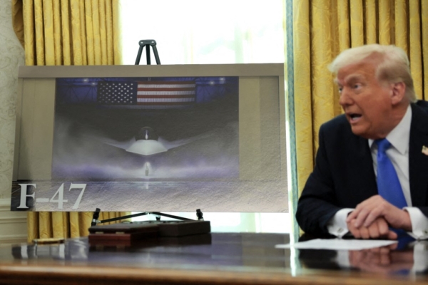 周五(3月21日),美國總統特朗普和國防部長海格塞斯在白宮橢圓形辦公室宣布美國第六代戰機將命名為F-47,由波音公司領頭製造。(Anna Moneymaker/GETTY IMAGES NORTH AMERICA/Getty Images via AFP)