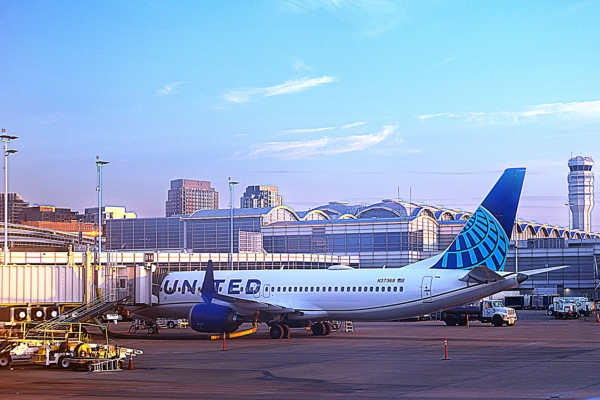 美聯航一客機因擋風玻璃破裂改道迫降