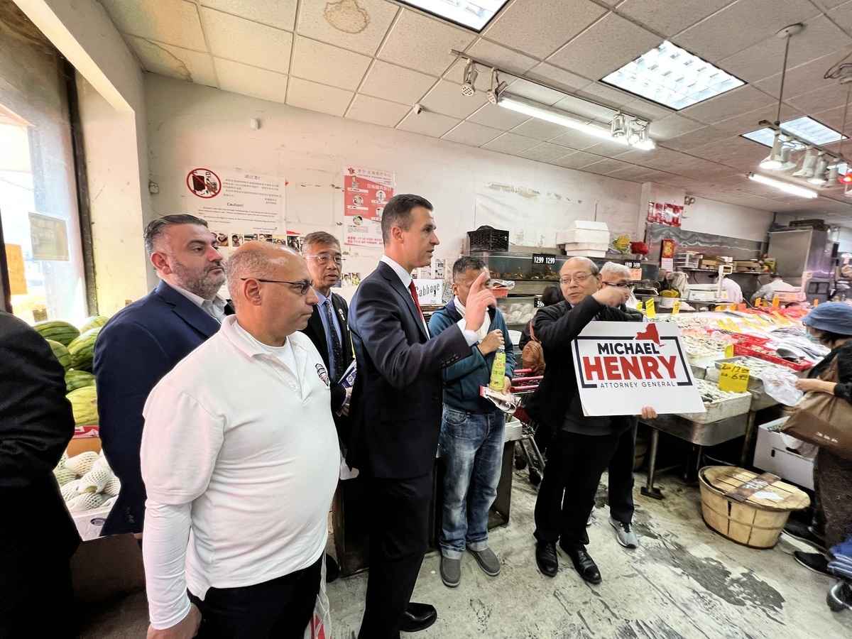 2022年10月11日，四名共和黨候選人走訪新城超市，聽取被盜的情況。竊賊曾由屋頂闖入超市內，偷走2萬美元的財物。（蔡溶／大紀元）
