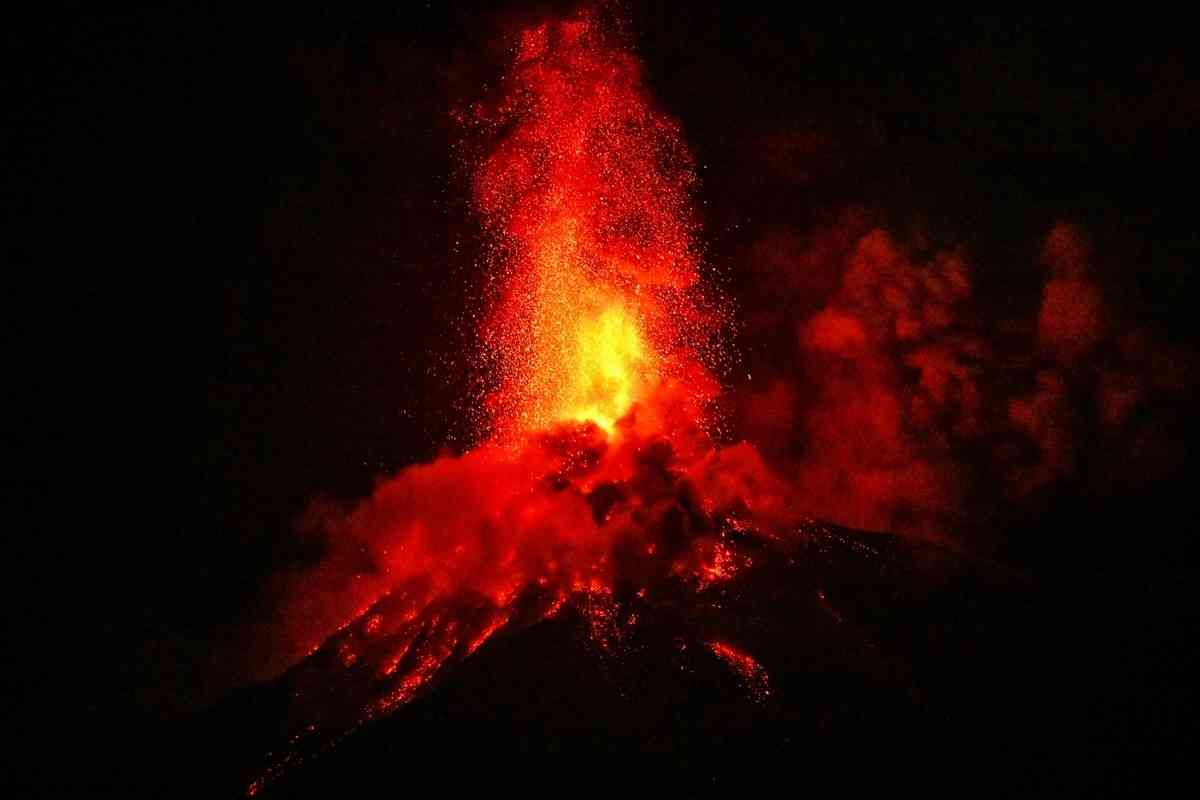 2026年8月4日凌晨，危地馬拉的活火山富埃戈火山持續噴發，火山口噴出的熔岩噴泉高達約200至300米。（Johan Ordonez/AFP via Getty Images）