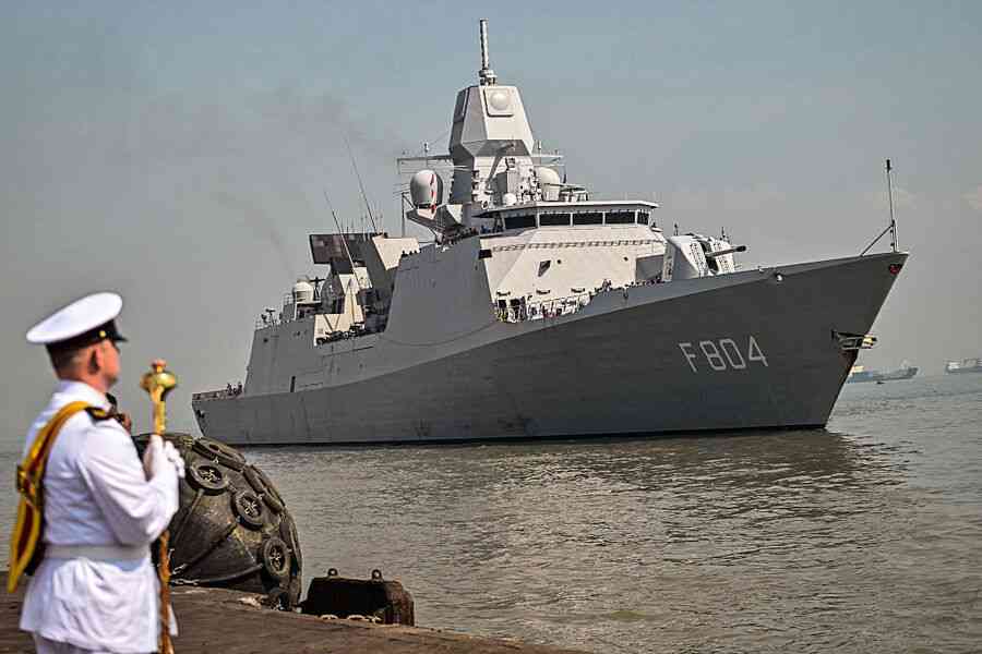 荷蘭軍艦穿越台灣海峽 執行航行自由任務