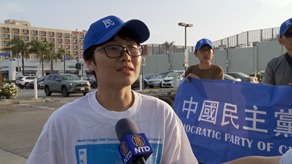 2023年5月20日，中國民主黨成員楊曉在丁胖子廣場參加茉莉花行動集會。（李真奇／大紀元）