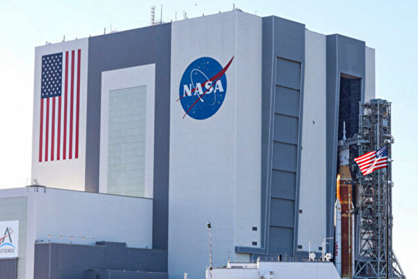 2022年3月17日，巨大的阿特米斯一號火箭被放在一個移動發射平台上，從佛羅里達州甘迺迪航太中心的飛行器裝配大樓運往39B發射台。（Gregg Newton/AFP via Getty Images）