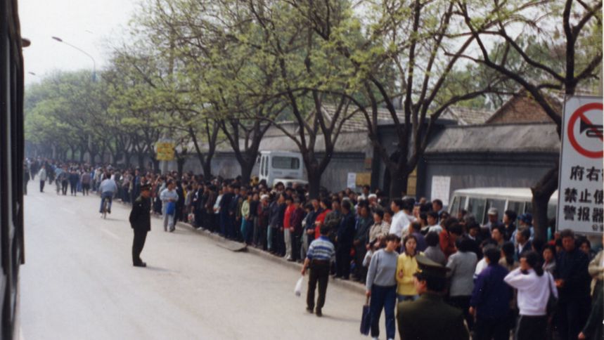 1999年4月25日，中國法輪功學員到北京信訪局和平上訪，該事件被稱為規模最大的一次民眾集體上訪事件，也是中國有史以來最大規模的理性和平大上訪。（明慧網）