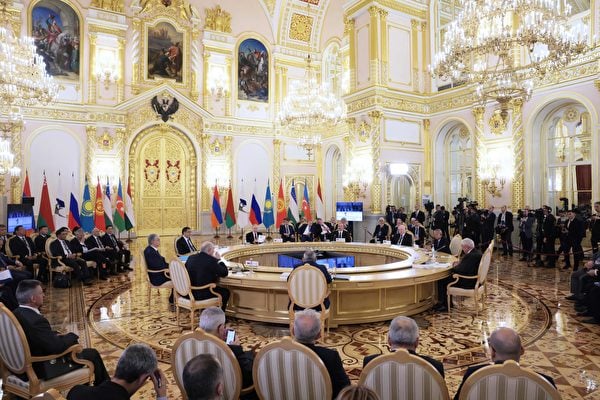 2023年5月25日，俄羅斯總統普京（中，桌前遠處）在莫斯科克里姆林宮主持「歐亞經濟委員會」會議，參加者有白羅斯總統盧卡申科（Alexander Lukashenko）、哈薩克斯坦總統託卡耶夫（Kassym-Jomart Tokayev）、吉爾吉斯總統賈帕羅夫（Sadyr Japarov）、阿塞拜疆總統阿利耶夫（Ilham Aliyev）和亞美尼亞總理帕希尼揚（Nikol Pashinyan）等。（Mikhail Metzel/SPUTNIK/AFP via Getty Images）