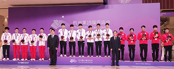 2023年10月3日，第19屆亞運會圍棋男子團體項目頒獎儀式在浙江杭州智力大廈進行，南韓隊六位國手（中）獲得金牌，中國隊六位國手（左）獲得銀牌，日本隊五位國手（右）獲得銅牌。（南韓棋院提供）