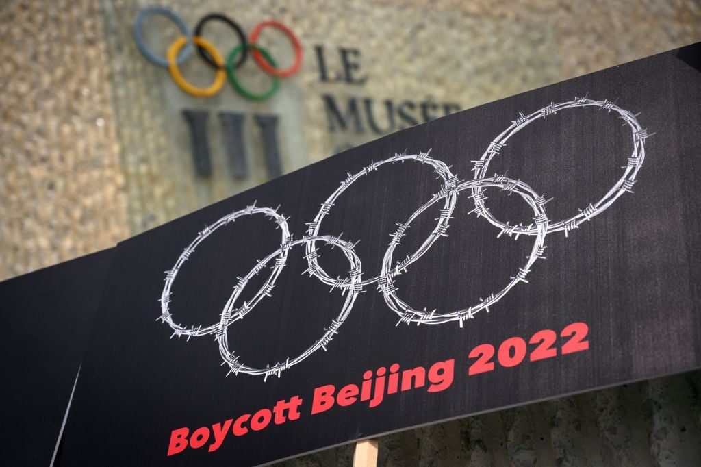 2021年6月23日，人權活動人士在瑞士洛桑舉行抗議活動，呼籲抵制北京2022年冬奧會。（Fabrice Coffrini/AFP via Getty Images）