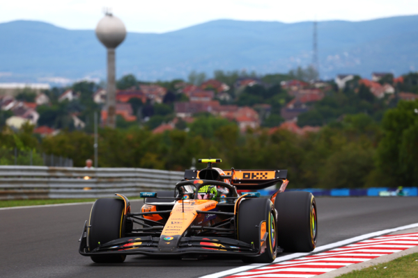 2025年8月3日,F1大獎賽匈牙利站正賽,麥拿侖英國車手羅禮士(Lando Norris)採用「一停」策略,力壓隊友、澳洲車手皮亞斯特利(Oscar Piastri)率先衝線奪得冠軍。圖為比賽中,羅禮士駕駛的麥拿侖賽車。(Joe Portlock/Getty Images)
