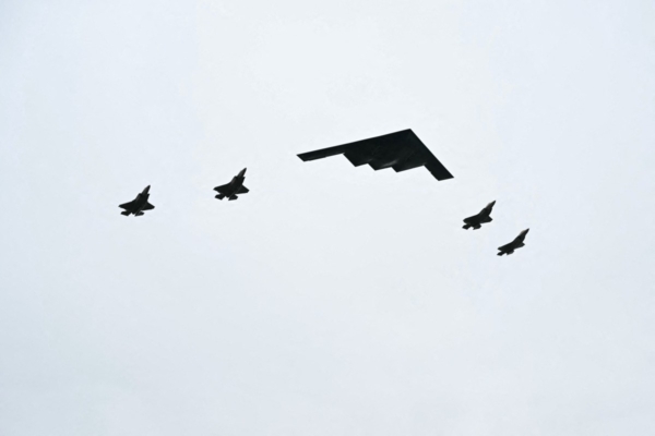 特朗普和普京會面 B-2和F-35等戰機亮相