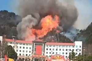 影片：貴州多地山火釀死傷 政府後山也著火