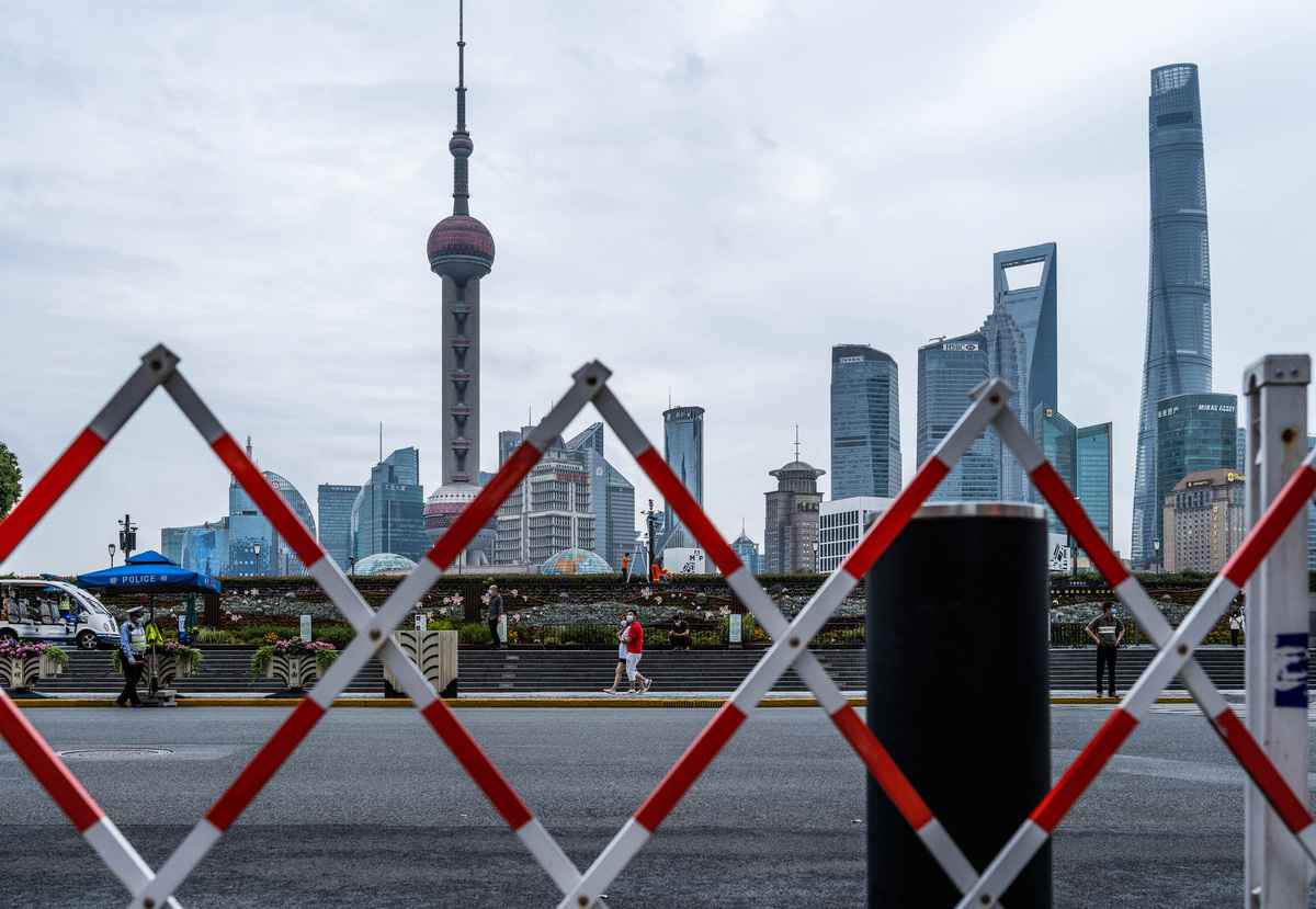 二十大召開後，中共「清零政策」絲毫沒有緩解跡象，中國諸多城市仍在封鎖中。圖為2022年6月10日，上海陸家嘴金融中心對面的外灘。（LIU JIN/AFP）