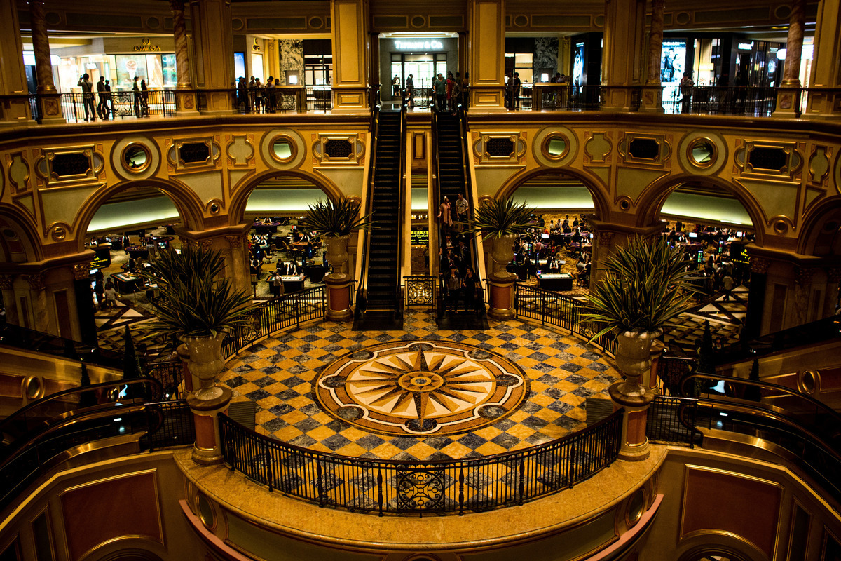 2013年7月29日，澳門威尼斯人（The Venetian Macao）賭場大廳。該賭場被視為全球最大的賭場。（Chris McGrath/Getty Images）