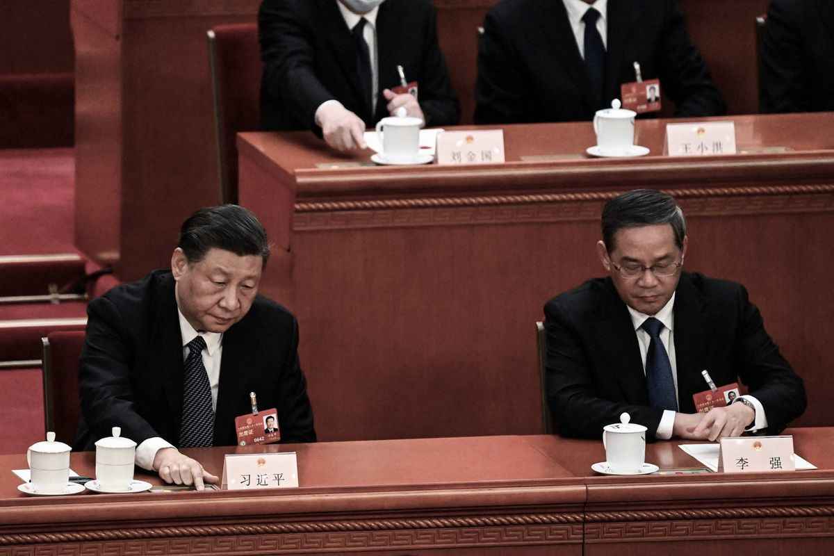 2023年3月12日，中共國家主席習近平（左）和國務院總理李強在北京大會堂舉行的全國人民代表大會（NPC）第五次全體會議上投票。（Noel Celis/AFP via Getty Images）