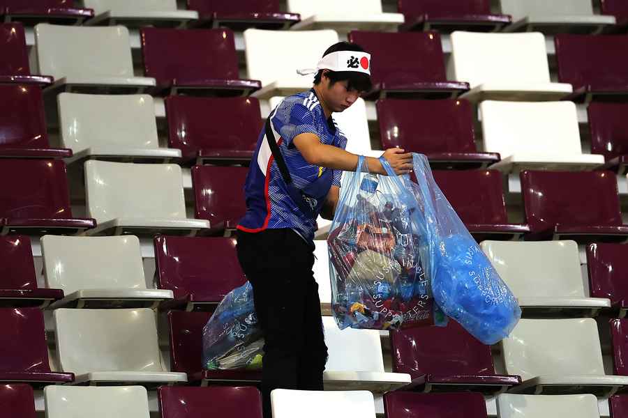 世界盃2022｜日本球迷觀賽後主動清垃圾 令卡塔爾人驚歎
