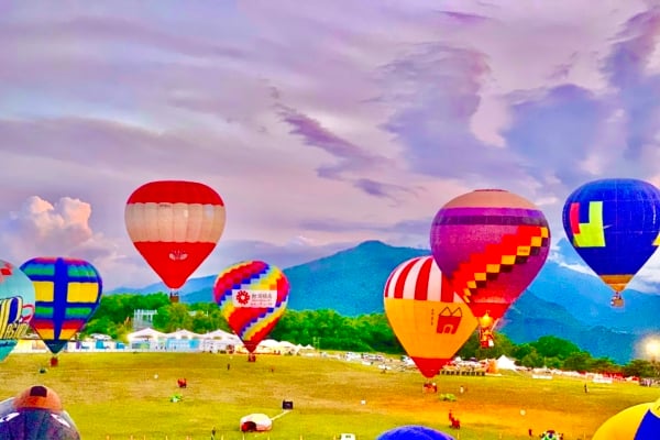 五彩繽紛的熱氣球緩緩升空,像一顆顆夢想泡泡飄向天際。(圖/王芊芊提供)