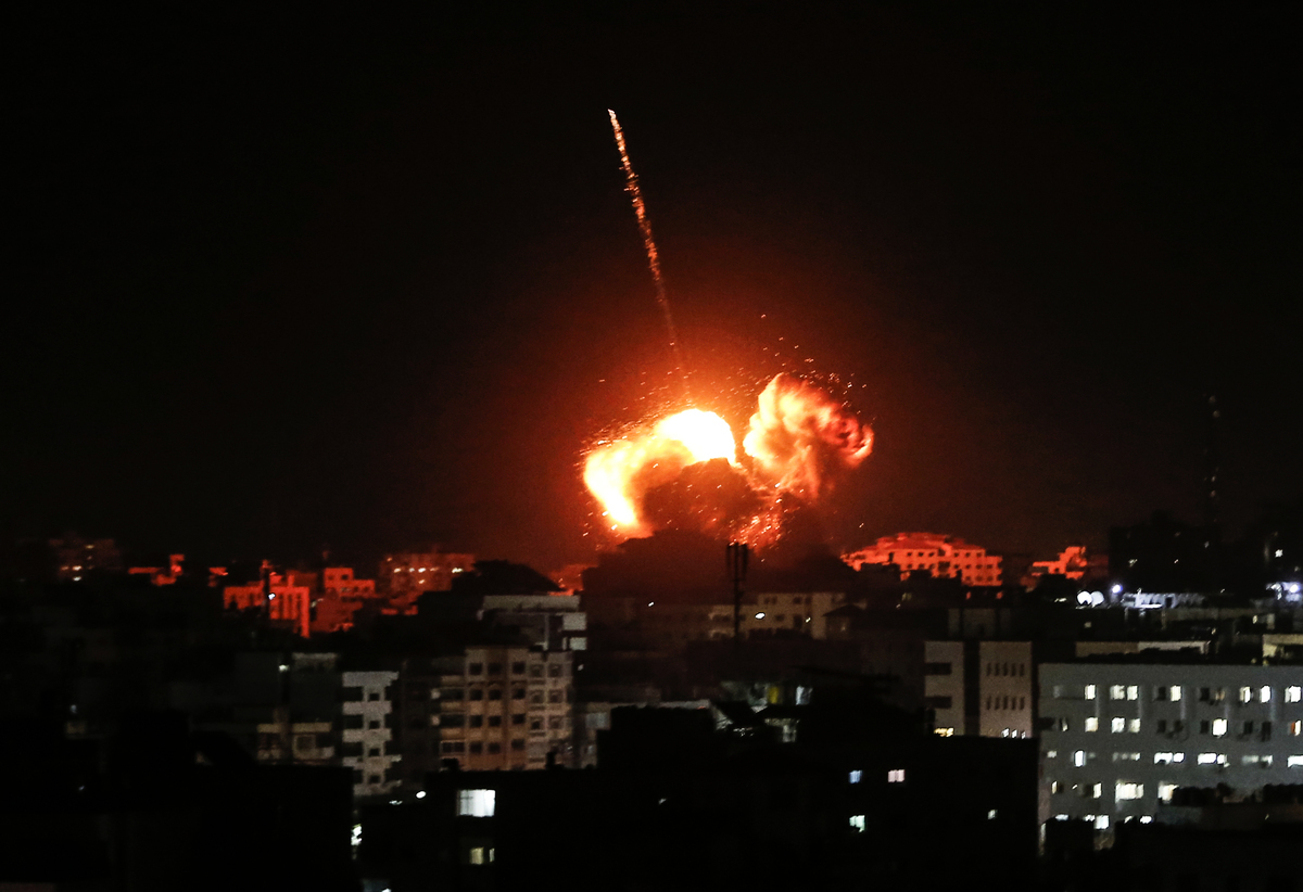 2019年3月25日，以色列空襲加沙地帶期間，哈馬斯領導人伊斯梅爾‧哈尼亞（Ismail Haniyeh）的辦公室遭到空襲，一團爆炸火球照亮了天空。 以色列方面說，幾個小時前，一枚來自巴勒斯坦哈馬斯的火箭彈襲擊了以色列，造成7人受傷。（MAHMUD HAMS/AFP/Getty Images）