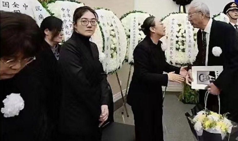 網傳李克強女兒照：葬禮上拒與中共高官對視握手