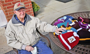 【愛心傳承】96歲二戰老兵為救世軍編織數百頂帽子