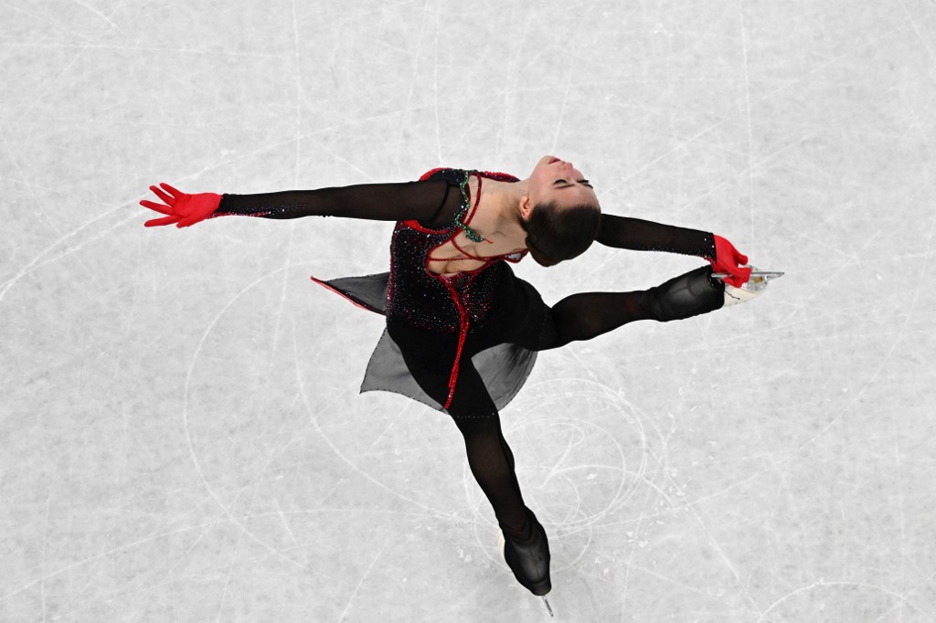 2022年2月17日，俄羅斯15歲少女瓦莉娃（Kamila Valieva，卡米拉‧瓦利耶娃）在北京冬奧花式滑冰長曲項目表現不如預期，短曲加長曲總分224.09分拿到第4名，無緣獎牌。（Antonin Thuillier/AFP）