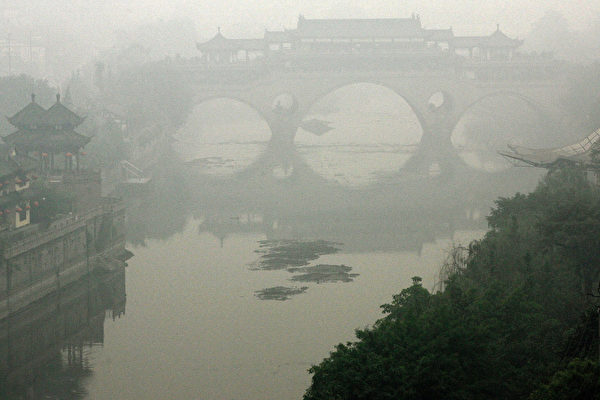 2007年5月10日，成都被霧霾包裹。（LIU JIN/AFP/Getty Images）