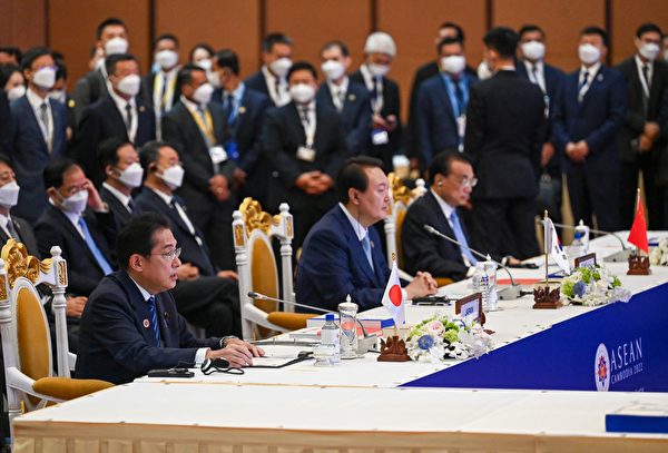 2022年11月12日，（會議桌前從左至右）日本首相岸田文雄、南韓總統尹錫悅、中共總理李克強在柬埔寨首都金邊舉行的東盟與中日韓（10+3）領導人會議上。習近平沒有參加此次峰會。（Tang Chhin Sothy/AFP via Getty Images）