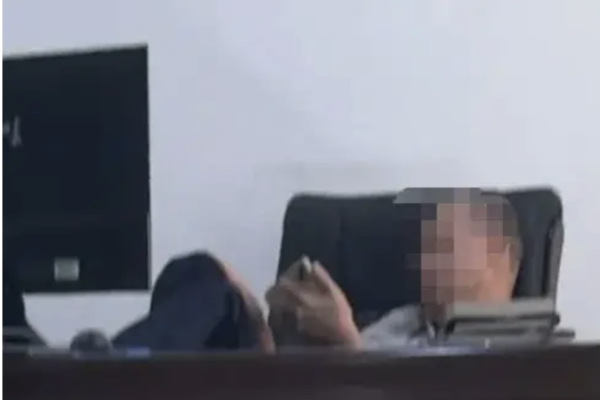 海口稅務局職工上班腳翹桌上玩手遊 引熱議