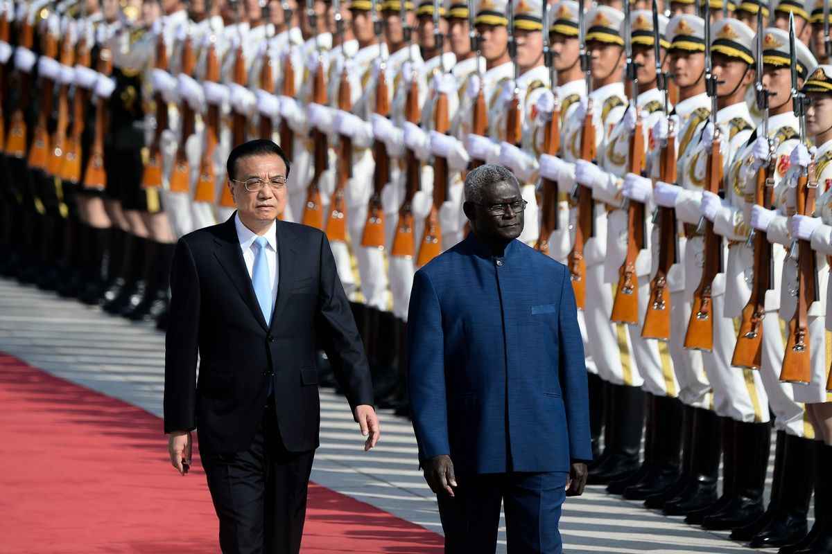 資料圖：2019年10月9日，所羅門群島總理索加瓦雷（右）訪問北京。（Wang Zhao/AFP via Getty Images）
