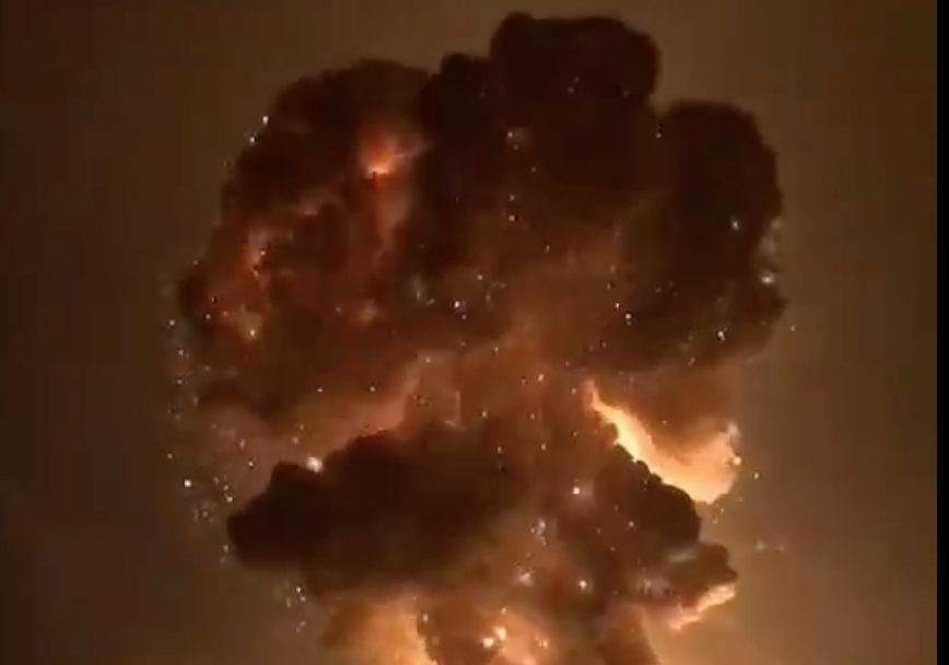 2020年7月8日晚間，四川廣漢市一鞭炮廠發生爆炸。（影片截圖）