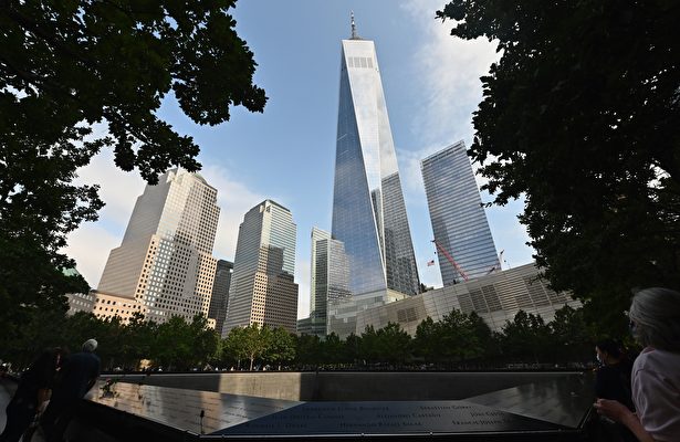 2020年9月11日，在美國紀念9.11襲擊事件19周年之際，悼念者聚集在紐約的9.11紀念館和博物館以及世貿中心一號樓（自由塔）所在地。（ANGELA WEISS/AFP via Getty Images）