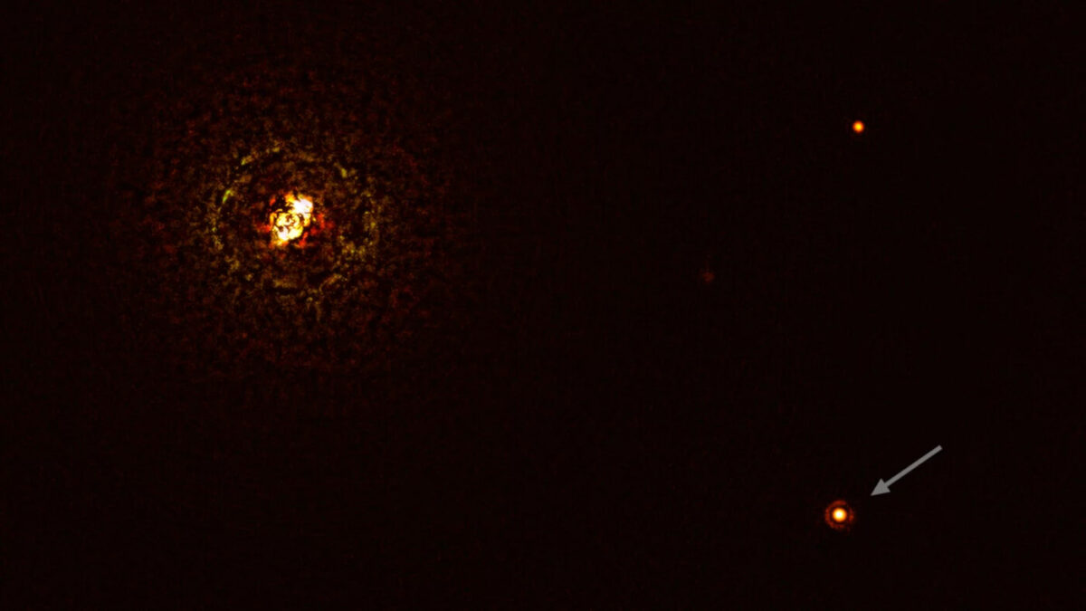 「b Centauri」星系及其巨大的行星。該照片是由歐洲南方天文台超大望遠鏡拍攝的。（ESO/Janson et al）