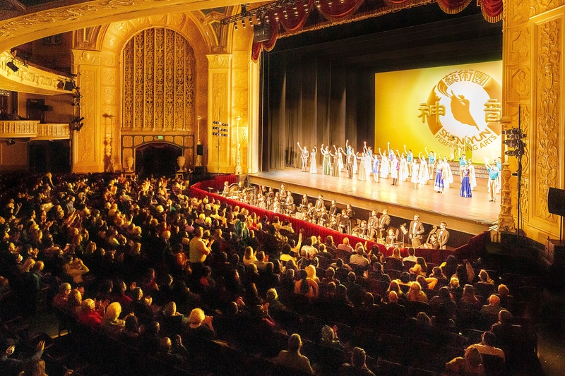 2021年10月31日下午，神韻國際藝術團在底特律歌劇院上演的最後一場演出圓滿落幕。（王松林／大紀元）