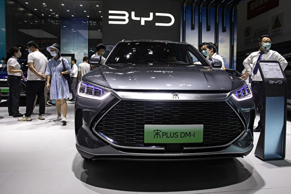 中國經濟低迷，內需不振，汽車銷售開啟「自殺式」價格戰，比亞迪3月9日加入降價潮。圖為2022年華中國際車展的比亞迪汽車。（Getty Images）