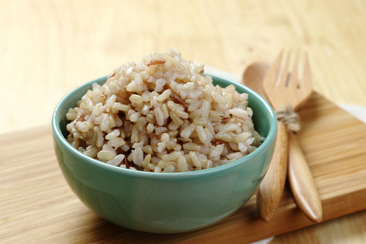 白米和糙米煮成重量相同的一碗飯，糙米所含的纖維是白米飯的5倍之多。（Shutterstock）