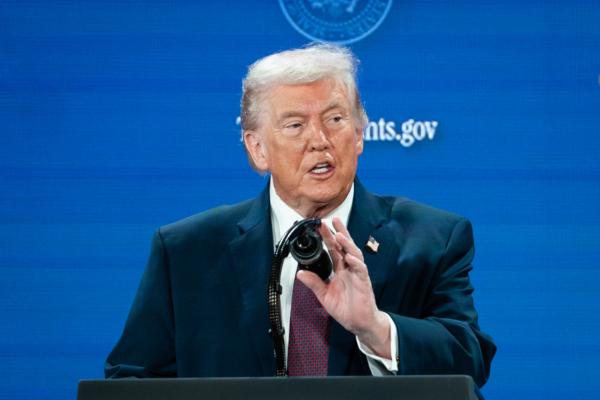 特朗普促眾院兩黨議員共同努力 結束政府停擺