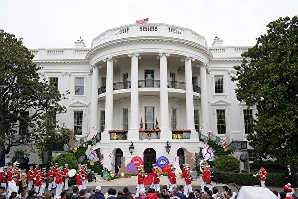 在因病毒大流行中斷兩年後,美國總統祖拜登、第一夫人吉爾拜登周一(2022年4月18日)推出了兩年來第一個白宮復活節滾彩蛋活動,恢復了可追溯到1878年的年度兒童傳統活動。 (Mandel Ngan /AFP)